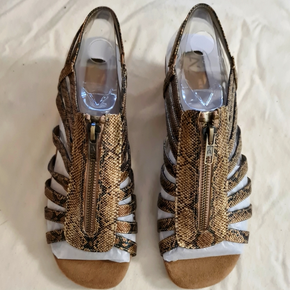 Aerosoles A2 by Women's Yetaway Wedge Sandal Gold Snake NEVER WORN 9W
